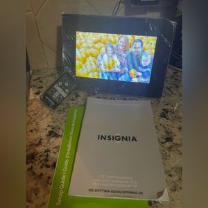 Insignia Digital Picture Frame NS-DPF7WA-09/DPF8WA-09